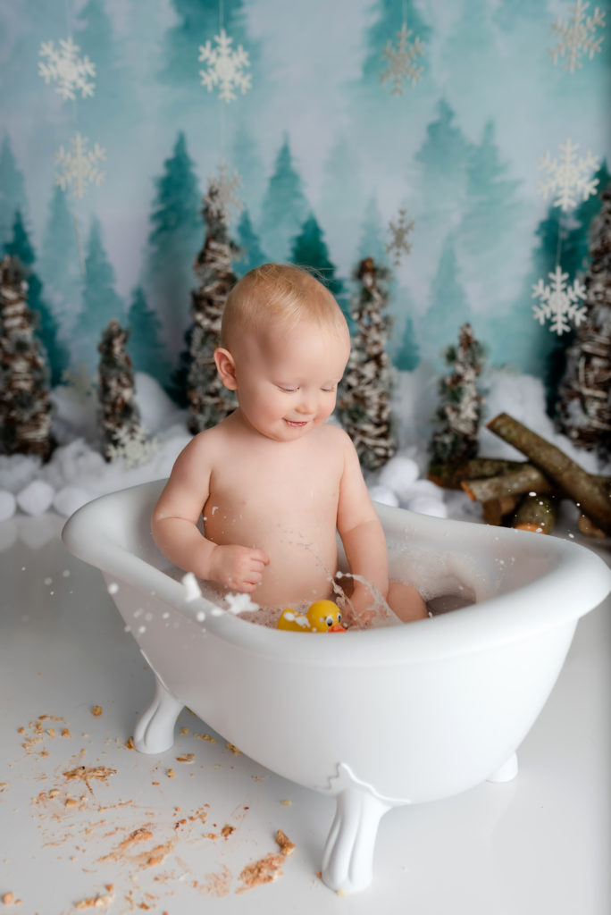 Bubble bath after cake smash with snowflake and evergreen set