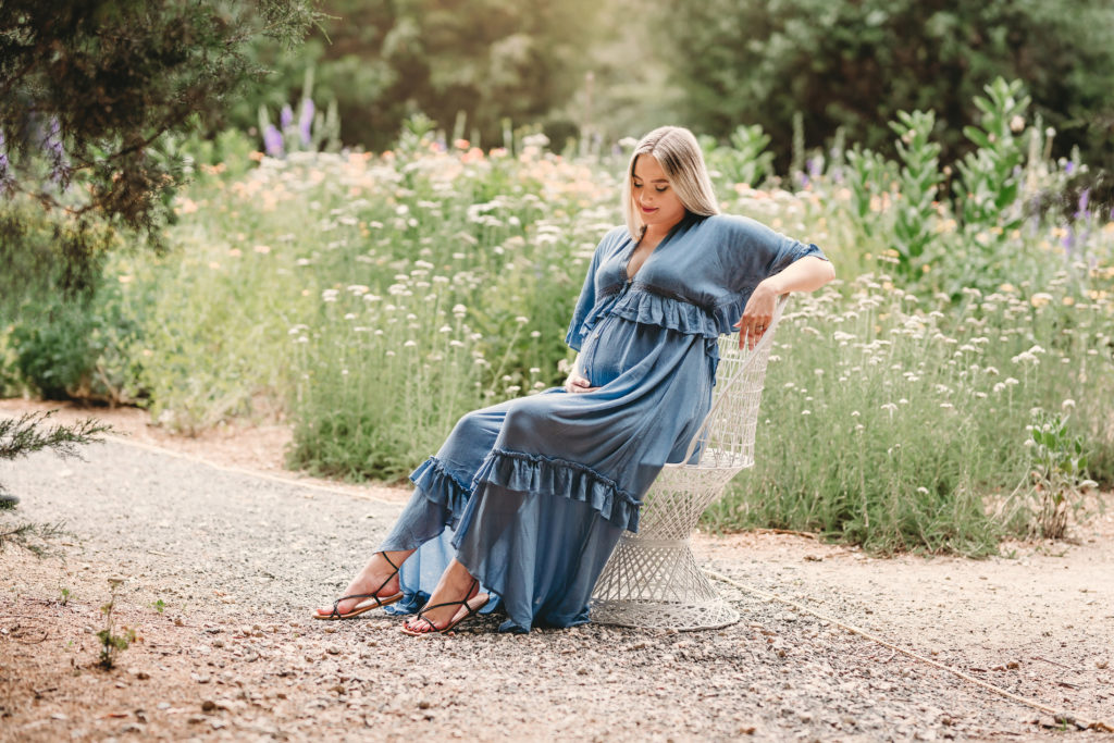 maternity photo shoot blue dress outdoor garden chair